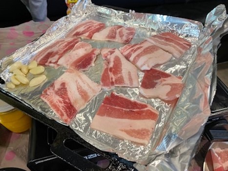 냉삼 굽는 사진